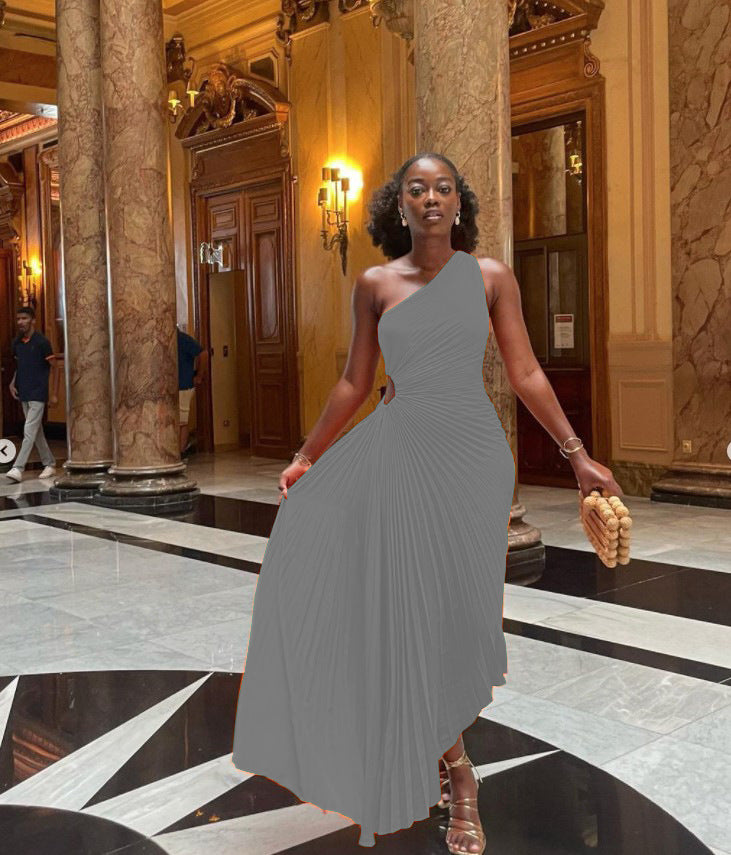 Nouvelle robe plissée à une épaule et coupe ajustée