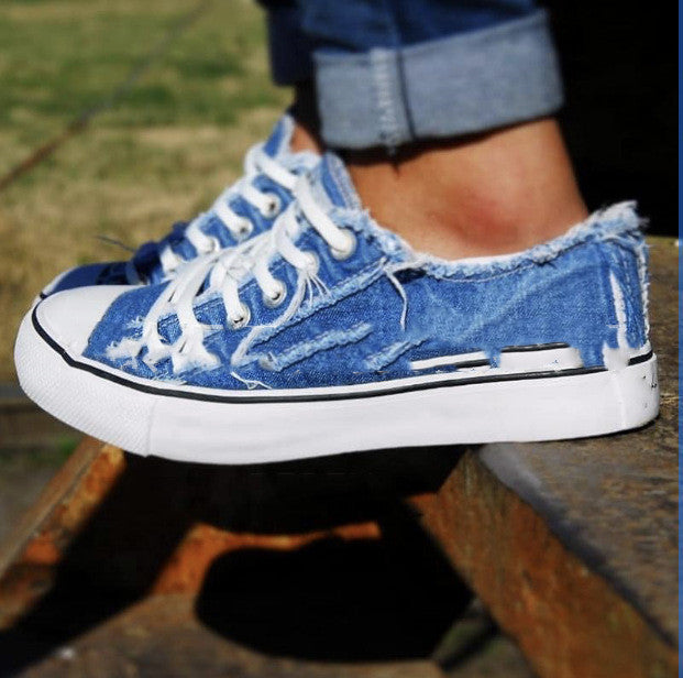 Zapatos de lona desgastados de caña baja