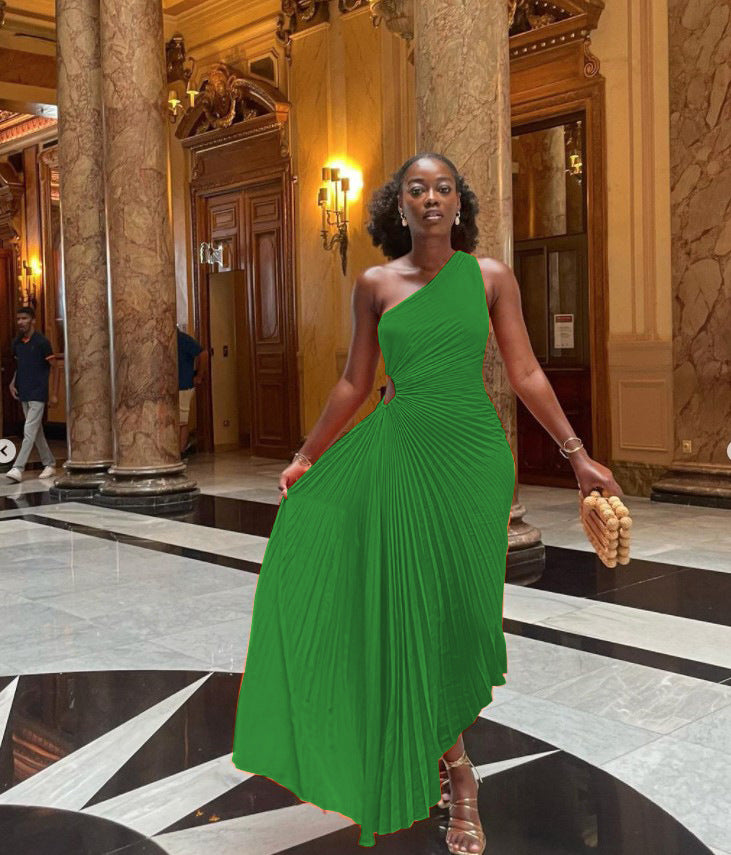 Nouvelle robe plissée à une épaule et coupe ajustée