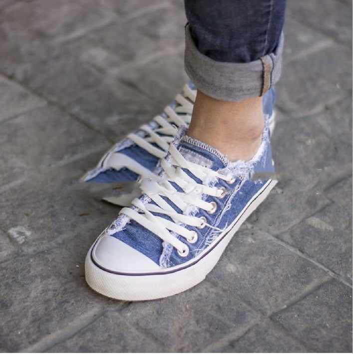 Zapatos de lona desgastados de caña baja