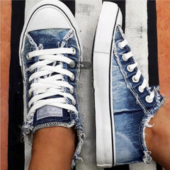 Zapatos de lona desgastados de caña baja