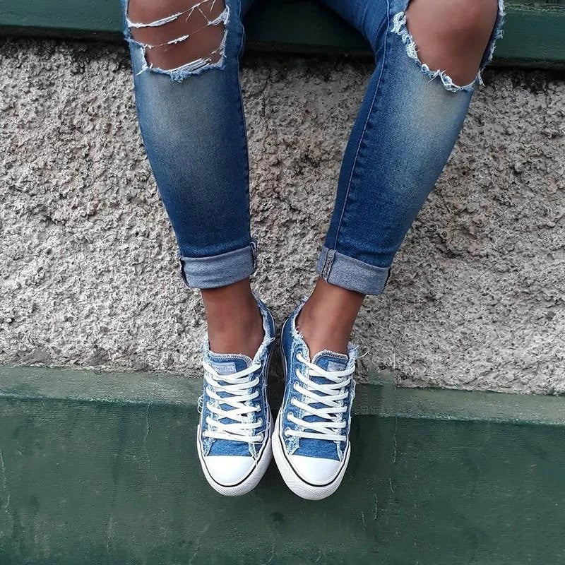 Zapatos de lona desgastados de caña baja