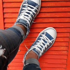 Zapatos de lona desgastados de caña baja