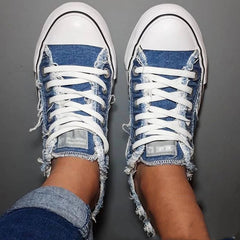 Zapatos de lona desgastados de caña baja