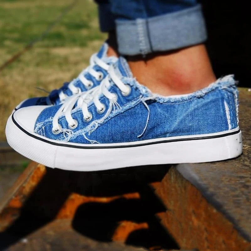 Zapatos de lona desgastados de caña baja
