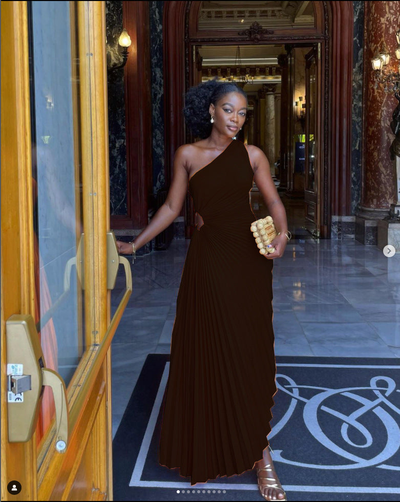 Nouvelle robe plissée à une épaule et coupe ajustée