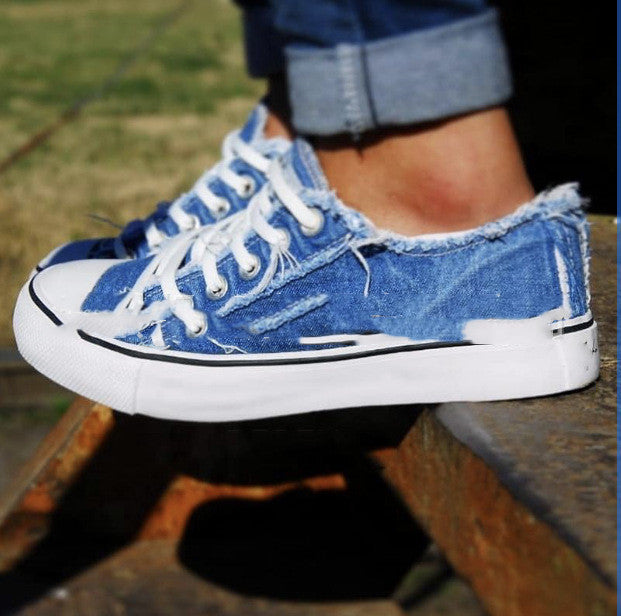 Zapatos de lona desgastados de caña baja