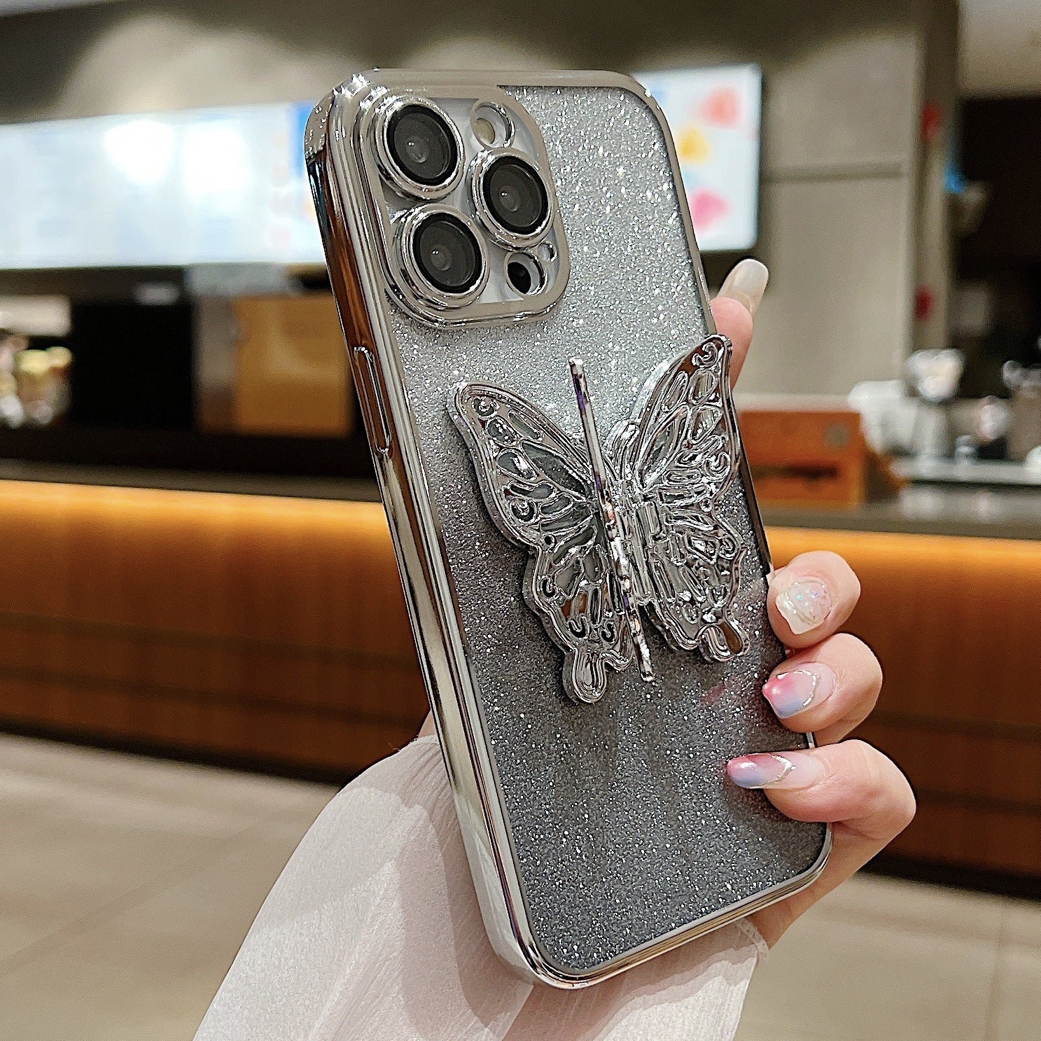 Funda protectora para teléfono con diseño de mariposa hueca y revestimiento transparente degradado
