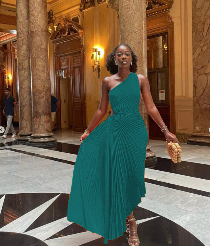 Nouvelle robe plissée à une épaule et coupe ajustée