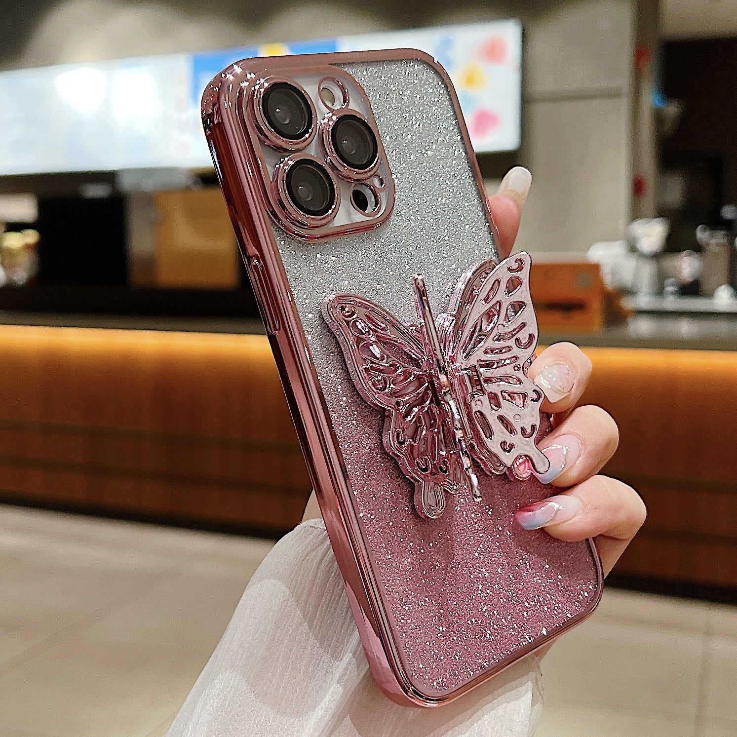 Funda protectora para teléfono con diseño de mariposa hueca y revestimiento transparente degradado