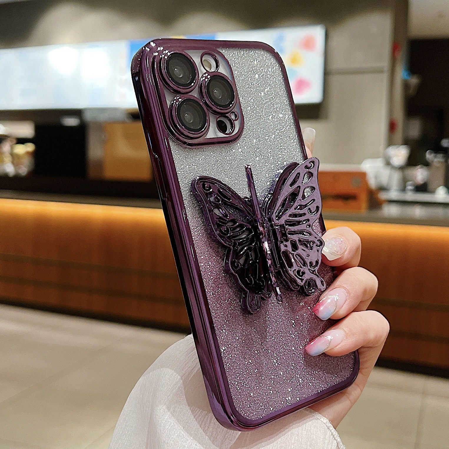 Funda protectora para teléfono con diseño de mariposa hueca y revestimiento transparente degradado