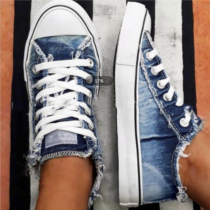 Zapatos de lona desgastados de caña baja