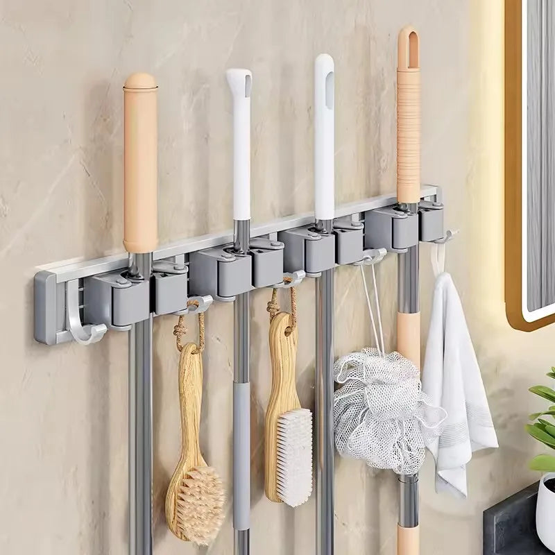 Organizador de trapeador y escoba de pared con 5 ganchos, resistente soporte autoadhesivo para trapeador, ideal para cocina, baño y almacenamiento de herramientas de limpieza.