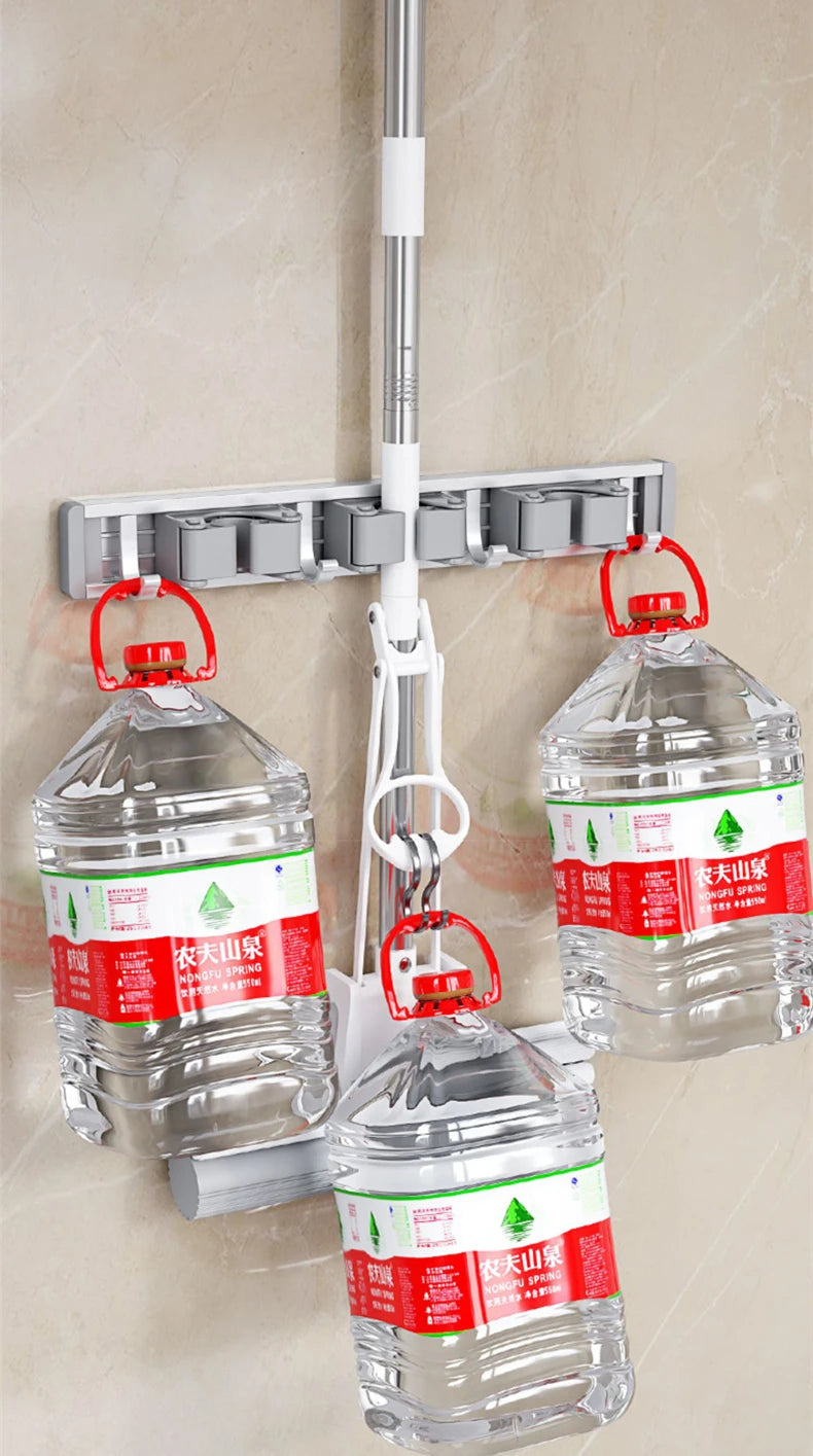 Organizador de trapeador y escoba de pared con 5 ganchos, resistente soporte autoadhesivo para trapeador, ideal para cocina, baño y almacenamiento de herramientas de limpieza.