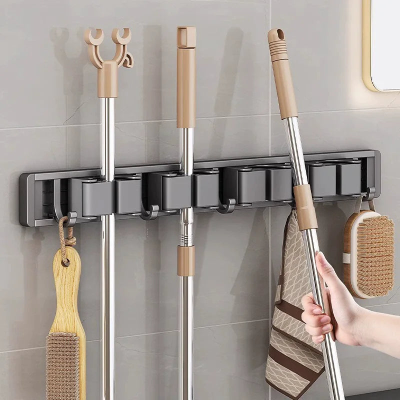 Organizador de trapeador y escoba de pared con 5 ganchos, resistente soporte autoadhesivo para trapeador, ideal para cocina, baño y almacenamiento de herramientas de limpieza.