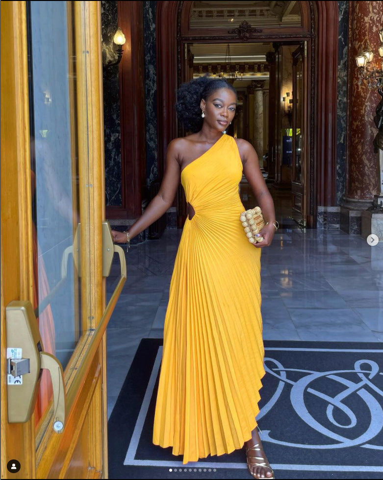 Nouvelle robe plissée à une épaule et coupe ajustée