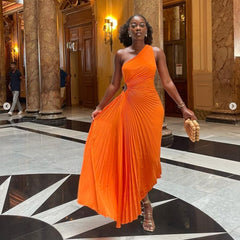Nouvelle robe plissée à une épaule et coupe ajustée