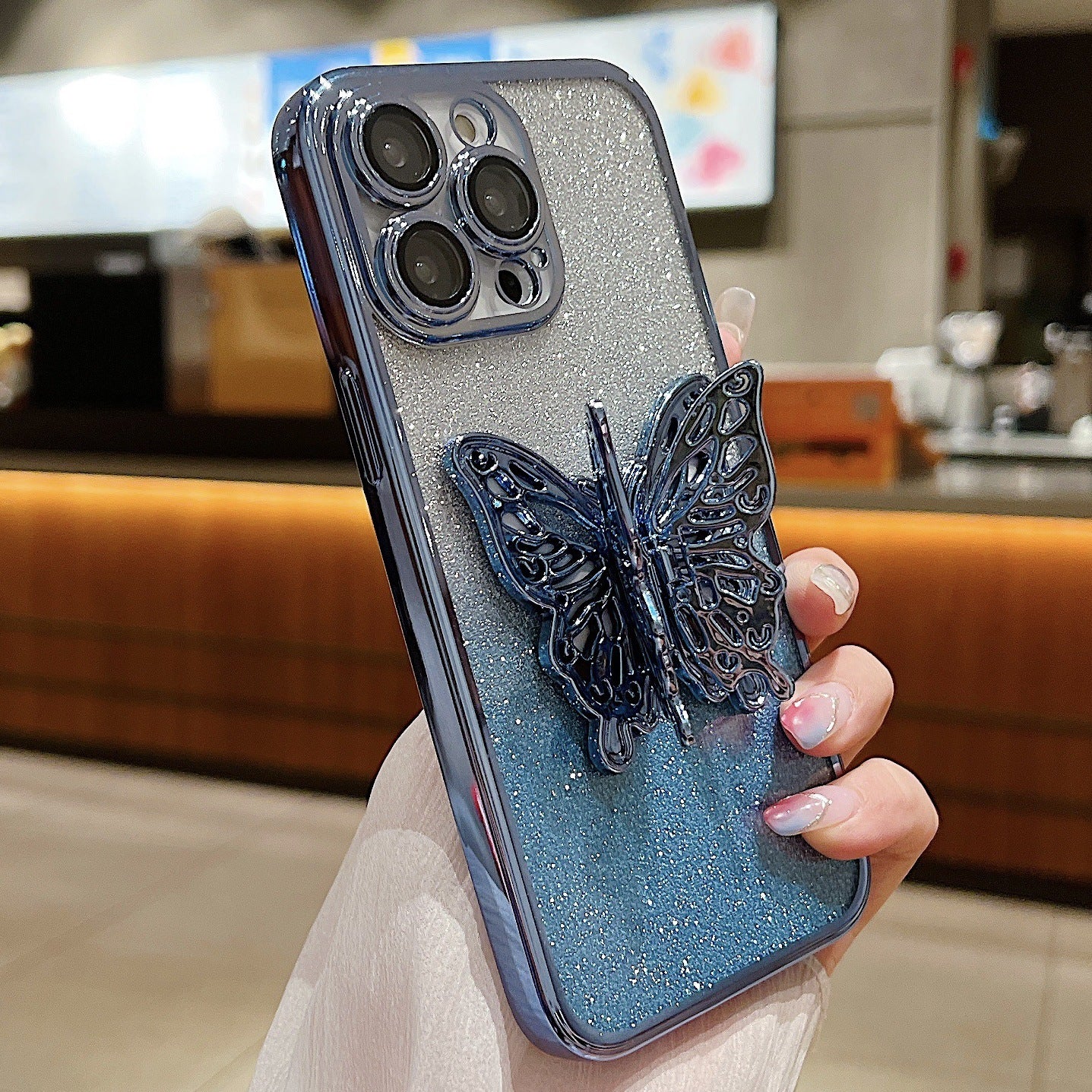 Funda protectora para teléfono con diseño de mariposa hueca y revestimiento transparente degradado