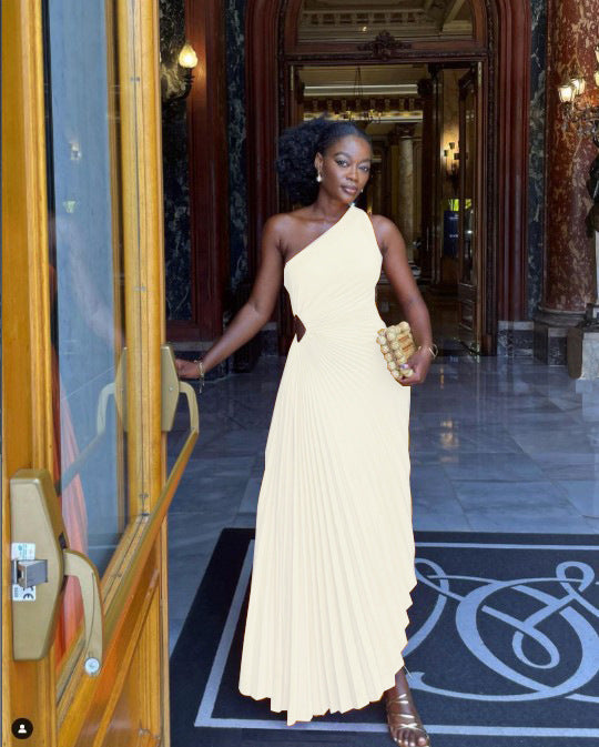 Nouvelle robe plissée à une épaule et coupe ajustée
