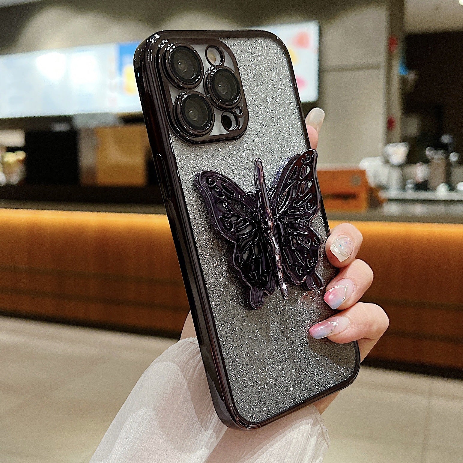 Funda protectora para teléfono con diseño de mariposa hueca y revestimiento transparente degradado