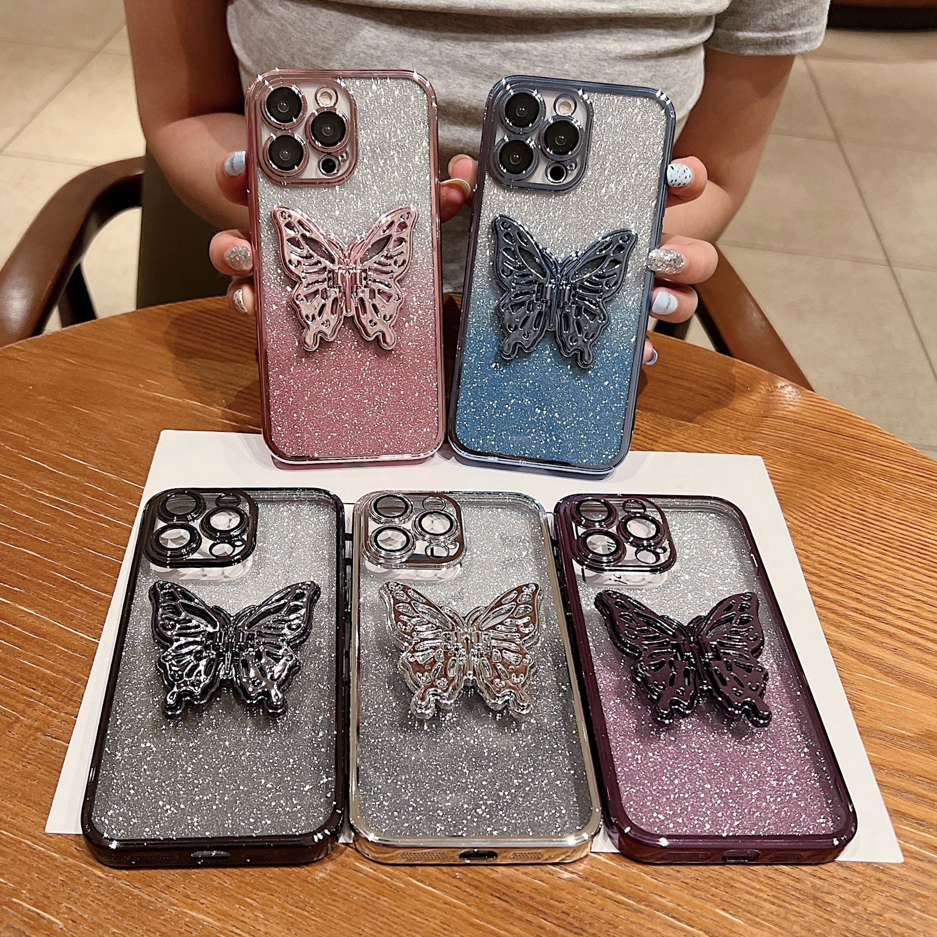 Funda protectora para teléfono con diseño de mariposa hueca y revestimiento transparente degradado